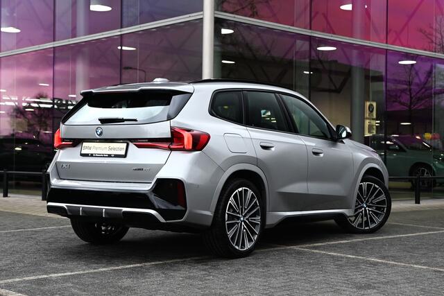 BMW iX1 eDrive20 M Sport / Sportstoelen / M Adaptief onderstel / Harman-Kardon / Achteruitrijcamera / Stoelverwarming