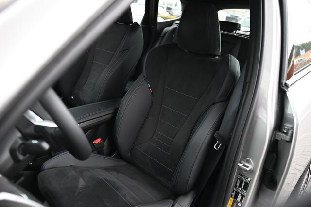 BMW iX1 eDrive20 M Sport / Sportstoelen / M Adaptief onderstel / Harman-Kardon / Achteruitrijcamera / Stoelverwarming