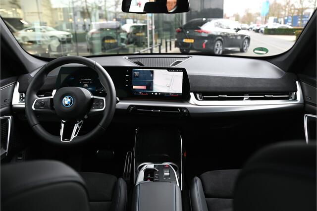 BMW iX1 eDrive20 M Sport / Sportstoelen / M Adaptief onderstel / Harman-Kardon / Achteruitrijcamera / Stoelverwarming