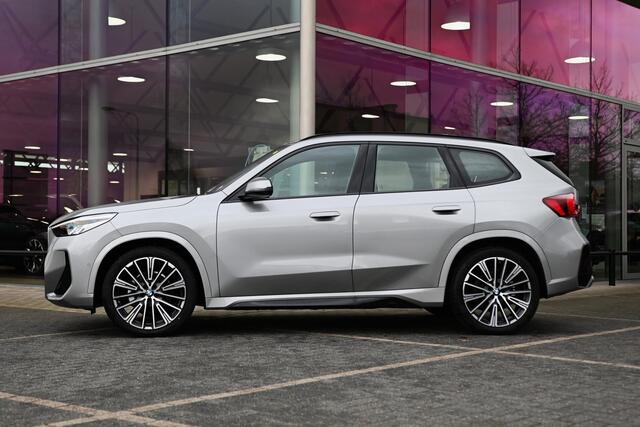 BMW iX1 eDrive20 M Sport / Sportstoelen / M Adaptief onderstel / Harman-Kardon / Achteruitrijcamera / Stoelverwarming