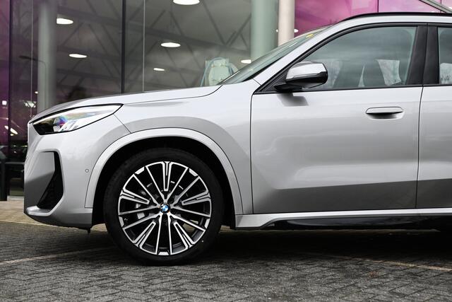 BMW iX1 eDrive20 M Sport / Sportstoelen / M Adaptief onderstel / Harman-Kardon / Achteruitrijcamera / Stoelverwarming