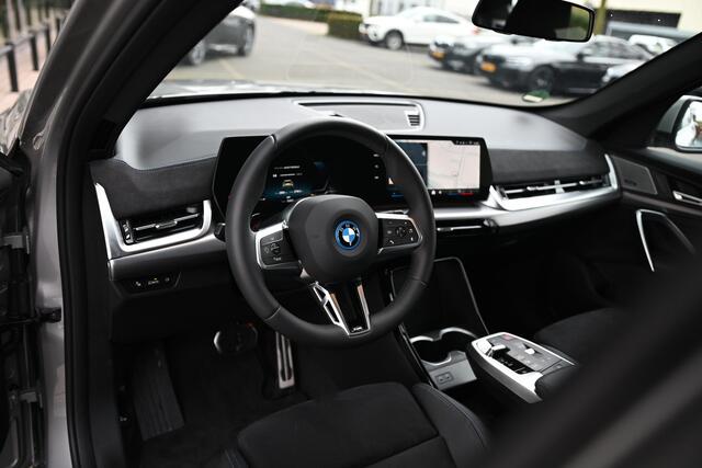 BMW iX1 eDrive20 M Sport / Sportstoelen / M Adaptief onderstel / Harman-Kardon / Achteruitrijcamera / Stoelverwarming