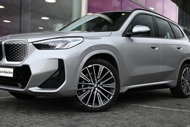 BMW iX1 eDrive20 M Sport / Sportstoelen / M Adaptief onderstel / Harman-Kardon / Achteruitrijcamera / Stoelverwarming