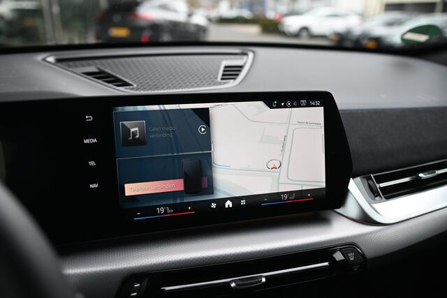 BMW iX1 eDrive20 M Sport / Sportstoelen / M Adaptief onderstel / Harman-Kardon / Achteruitrijcamera / Stoelverwarming