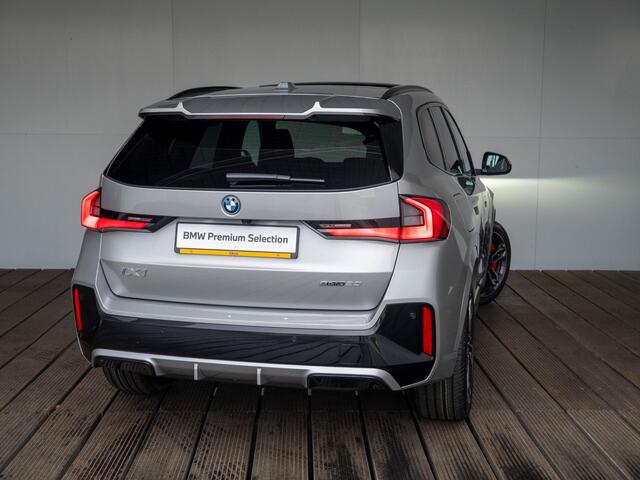 BMW iX1 eDrive20 | M Sportpakket Pro | Premium Pack | Stuurwielrand verwarmd | Comfort Access | Achteruitrijcamera | Panoramadak | Stoelverwarming | Trekhaak