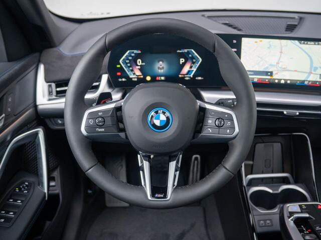 BMW iX1 eDrive20 | M Sportpakket Pro | Premium Pack | Stuurwielrand verwarmd | Comfort Access | Achteruitrijcamera | Panoramadak | Stoelverwarming | Trekhaak