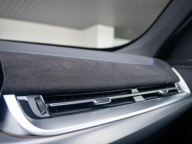 BMW iX1 eDrive20 | M Sportpakket Pro | Premium Pack | Stuurwielrand verwarmd | Comfort Access | Achteruitrijcamera | Panoramadak | Stoelverwarming | Trekhaak