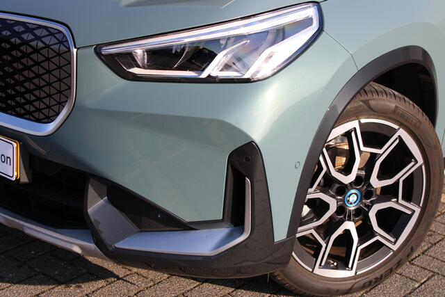 BMW iX1 eDrive20 xLine / Sportstoelen / Achteruitrijcamera / Harman-Kardon / Stoelverwarming /