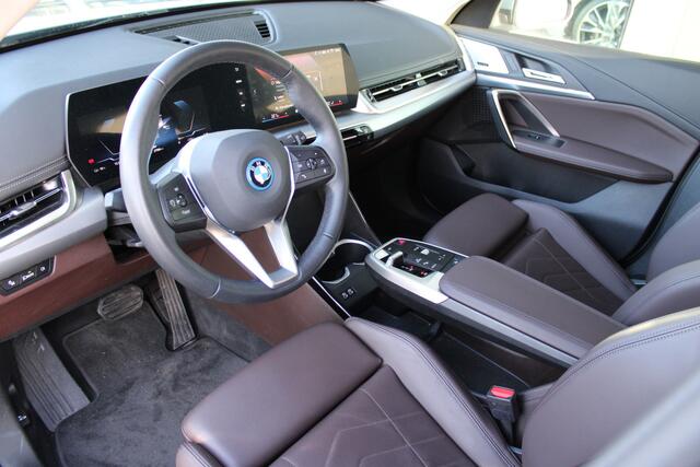 BMW iX1 eDrive20 xLine / Sportstoelen / Achteruitrijcamera / Harman-Kardon / Stoelverwarming /
