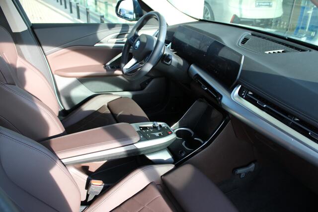 BMW iX1 eDrive20 xLine / Sportstoelen / Achteruitrijcamera / Harman-Kardon / Stoelverwarming /
