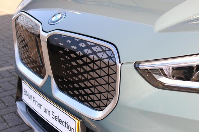 BMW iX1 eDrive20 xLine / Sportstoelen / Achteruitrijcamera / Harman-Kardon / Stoelverwarming /