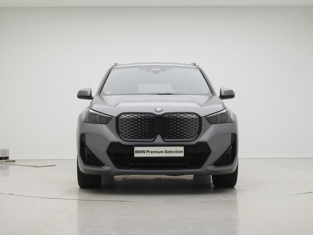 BMW iX1 eDrive20 67 kWh | M-Sport Pro | Stoelverstelling elektrisch | Harman Kardon | Panoramadak | Individual Frozen Pure Grey Matte | Voorbereiding Driving Assistant Plus