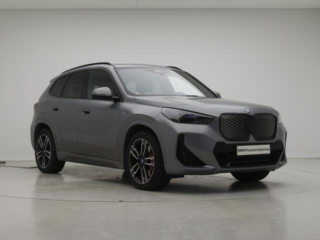 BMW iX1 eDrive20 67 kWh | M-Sport Pro | Stoelverstelling elektrisch | Harman Kardon | Panoramadak | Individual Frozen Pure Grey Matte | Voorbereiding Driving Assistant Plus