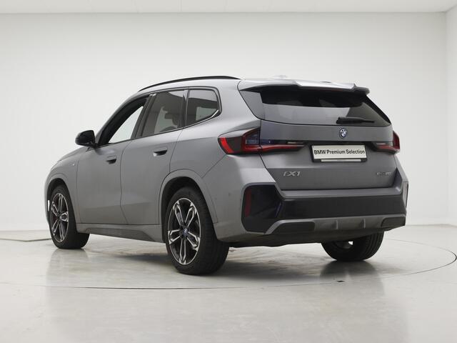 BMW iX1 eDrive20 67 kWh | M-Sport Pro | Stoelverstelling elektrisch | Harman Kardon | Panoramadak | Individual Frozen Pure Grey Matte | Voorbereiding Driving Assistant Plus