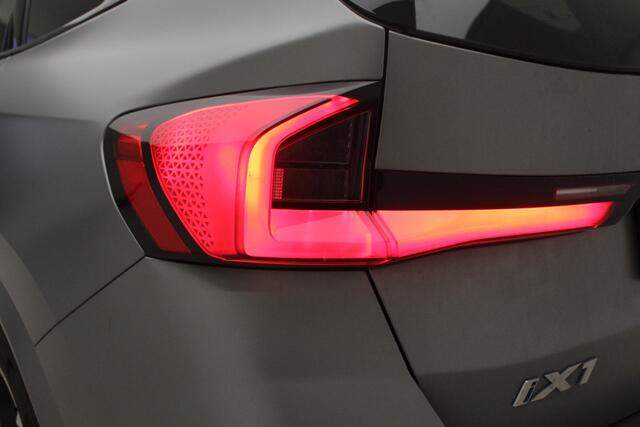 BMW iX1 eDrive20 67 kWh | M-Sport Pro | Stoelverstelling elektrisch | Harman Kardon | Panoramadak | Individual Frozen Pure Grey Matte | Voorbereiding Driving Assistant Plus