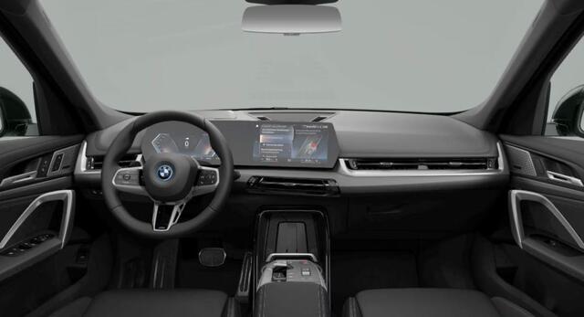 BMW iX1 xDrive30 67 kWh M Sport - Trekhaak - Driving Assistant Professional - Harman Kardon - Head up - Comfort Acces - Parking Assistant Plus - Getinte Ruiten - Elektrisch verstelbare/verwarmde stoelen -