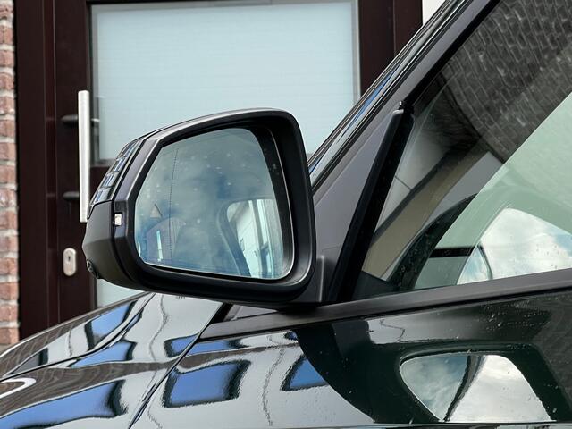 BMW iX1 xDrive30 Launch Edition 67 kWh 313 PK / Automaat / Airco / Apple CarPlay / Navigatie / 360 Camera / Harman-Kardon / Trekhaak / Leder Int / 17" LM Velgen / 1e Eigenaar!