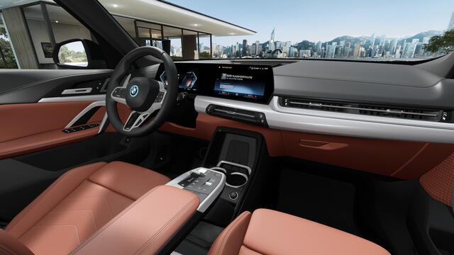 BMW iX1 eDrive20 M Sport / Panoramadak / Trekhaak / Sportstoelen / M Adaptief onderstel / Head-Up / Parking Assistant Plus / Comfort Access