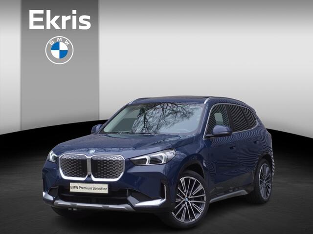 BMW iX1 xDrive30 20 inch Multispaak | Trekhaak met elektrisch wegklapbare kogel | Glazen panoramadak | Extra getint glas | Harman-Kardon sound system | BMW Head-Up Display