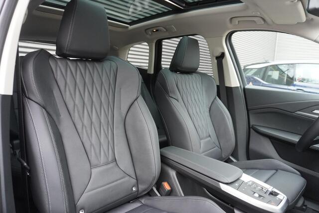 BMW iX1 xDrive30 20 inch Multispaak | Trekhaak met elektrisch wegklapbare kogel | Glazen panoramadak | Extra getint glas | Harman-Kardon sound system | BMW Head-Up Display