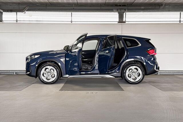 BMW iX1 eDrive20 Pure Edition 67 kWh | Driving Assistant | Trekhaak | Huisselectie