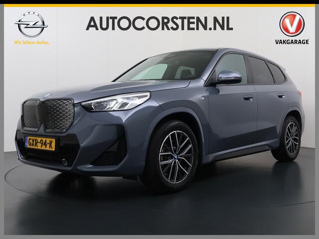 BMW iX1 eDrive20 67kWh M Sport pakket Pano-Dak/Schuif-dak Leer SOH 100% Warmtepomp Camera Navi Ecc PDC-a+v Apple Carplay Android Auto Elek.Achterklep Zwarte-Hemel VerkeersbordHerkenning WiFi M Aerodynamica Lmv Led Privacy Glas Isofix DAB Keyless Wifi 1e Eigenaar