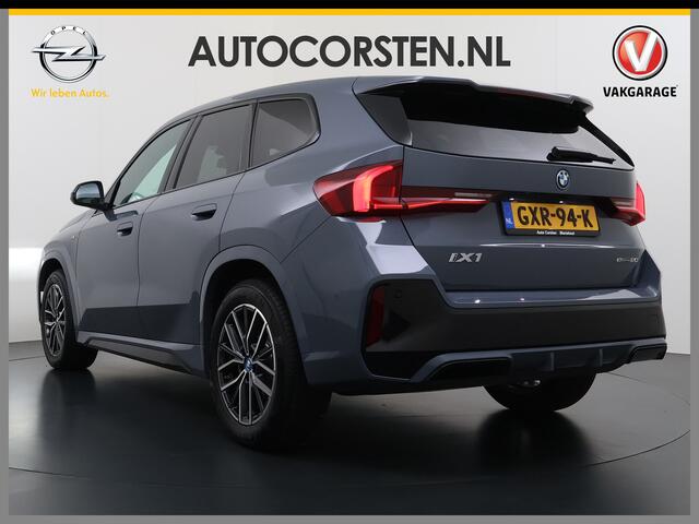 BMW iX1 eDrive20 67kWh M Sport pakket Pano-Dak/Schuif-dak Leer SOH 100% Warmtepomp Camera Navi Ecc PDC-a+v Apple Carplay Android Auto Elek.Achterklep Zwarte-Hemel VerkeersbordHerkenning WiFi M Aerodynamica Lmv Led Privacy Glas Isofix DAB Keyless Wifi 1e Eigenaar