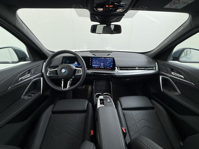BMW iX1 eDrive20 67kWh M Sport pakket Pano-Dak/Schuif-dak Leer SOH 100% Warmtepomp Camera Navi Ecc PDC-a+v Apple Carplay Android Auto Elek.Achterklep Zwarte-Hemel VerkeersbordHerkenning WiFi M Aerodynamica Lmv Led Privacy Glas Isofix DAB Keyless Wifi 1e Eigenaar