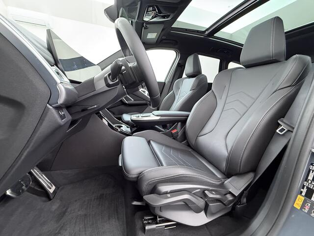 BMW iX1 eDrive20 67kWh M Sport pakket Pano-Dak/Schuif-dak Leer SOH 100% Warmtepomp Camera Navi Ecc PDC-a+v Apple Carplay Android Auto Elek.Achterklep Zwarte-Hemel VerkeersbordHerkenning WiFi M Aerodynamica Lmv Led Privacy Glas Isofix DAB Keyless Wifi 1e Eigenaar