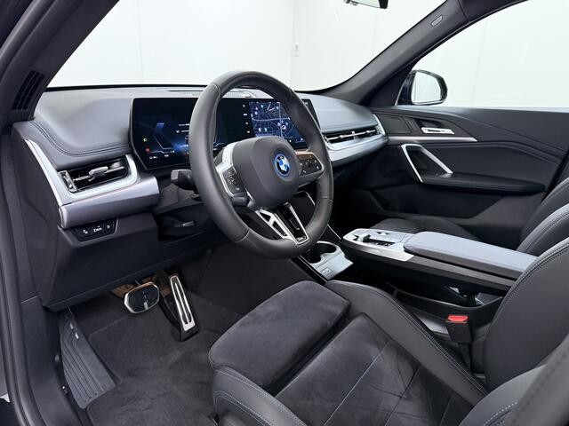 BMW iX1 eDrive20 67kWh M-Sport-Pro Leder/Alcantara Premium 19" LED Connected-Pro Warmtepomp Camera Navi Ecc Pdc 100% SOH Apple Carplay Android Auto Stoelverwarming Adap.demping Standverwarming/koeling Zwarte-Hemel Drive-Assist Elek.Achterklep Lmv Led Isofix DAB K