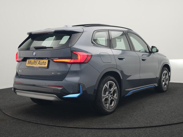 BMW iX1 xDrive30 Launch Edition 313pk Dealer O.H | Panodak | Adaptive Cruise | 360 Camera | Lederen Comfortzetels Massage & Memory | Head Up | Harman Kardon | Keyless |