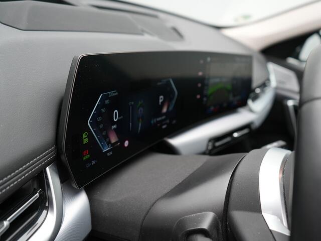 BMW iX1 xDrive30 Launch Edition 313pk Dealer O.H | Panodak | Adaptive Cruise | 360 Camera | Lederen Comfortzetels Massage & Memory | Head Up | Harman Kardon | Keyless |