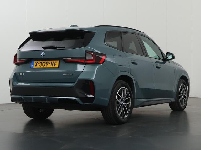 BMW iX1 eDrive20 67 kWh M-Pakket | SOH 98% | Panormadak | Sportstoelen | Curved Display | Harman/Kardon | Camera | Apple CarPlay/Android Auto | Ele.verstelbare stoelen + Geheugen | Ele. kofferdeksel |