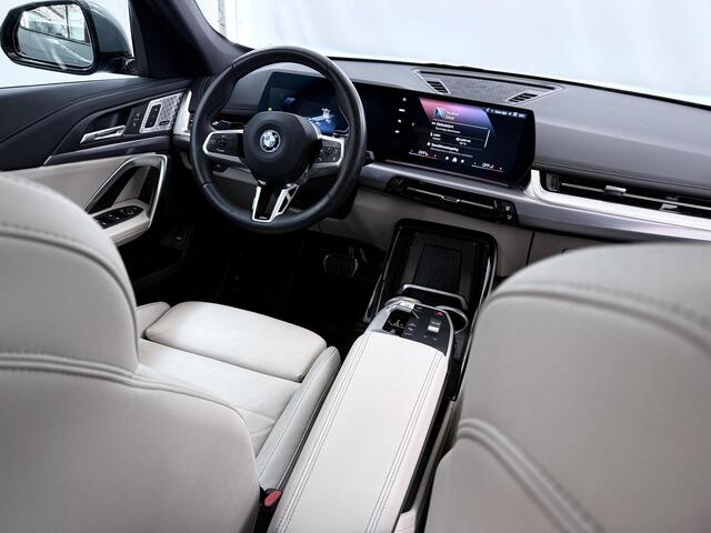 BMW iX1 eDrive20 67 kWh M-Pakket | SOH 98% | Panormadak | Sportstoelen | Curved Display | Harman/Kardon | Camera | Apple CarPlay/Android Auto | Ele.verstelbare stoelen + Geheugen | Ele. kofferdeksel |