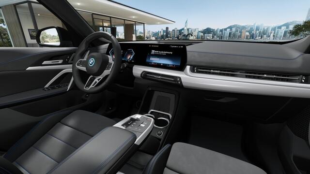 BMW iX1 eDrive20 M Sport / Trekhaak / Achteruitrijcamera / Sportstoelen / M Adaptief onderstel / Adaptieve LED / Comfort Access / Stoelverwarming