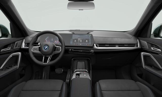 BMW iX1 eDrive20 | M-Sport Pro | 19'' | Panorama. | Harman/Kardon | Elek. stoel. | Trekhaak | Driv. Plus | Stuur + stoelverw. | Massage | Getint glas | Camera