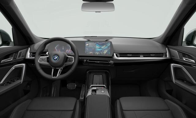 BMW iX1 eDrive20 | M-Sport Pro | 20'' | Panorama. | Harman/Kardon | Elek. stoel. | Trekhaak | Compound remsysteem | Stuur + stoelverw. | Massage | Getint glas | Camera
