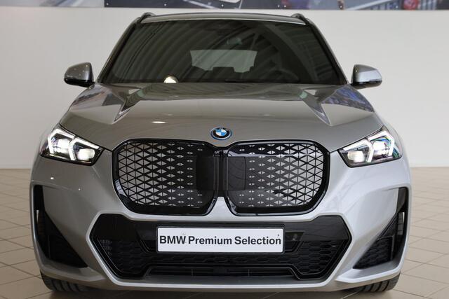 BMW iX1 eDrive20 | M Sportpakket Pro | Harman Kardon | Trekhaak | Comfort Pack