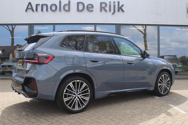 BMW iX1 xDrive30 67 kWh // M Sportpakket