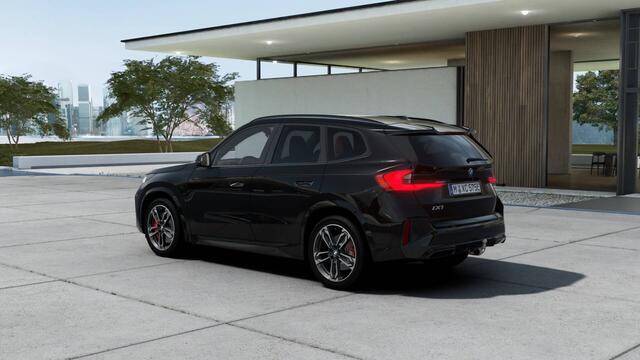 BMW iX1 eDrive20 M Sport / Panoramadak / Trekhaak / Sportstoelen / Achteruitrijcamera / M Adaptief onderstel / Adaptieve LED / Comfort Access