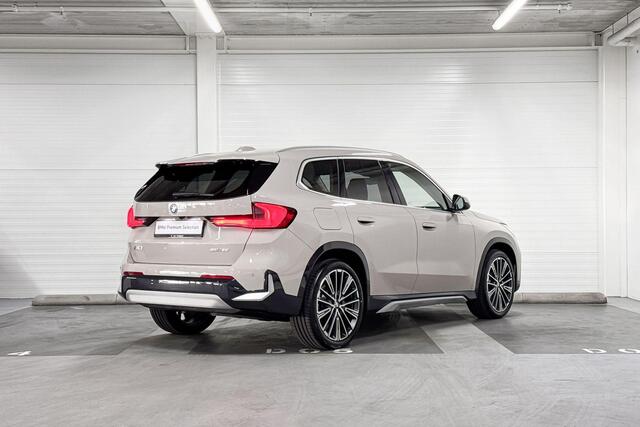 BMW iX1 eDrive20 | xLine | Travel Pack | Innovation Pack | Comfort Pack | Driving Assistant Professional | Parking Assistant Plus | Harman/Kardon | Panoramadak | Comfort Access