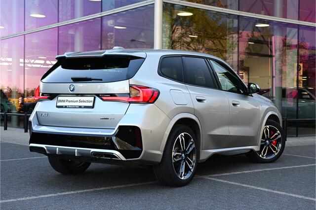 BMW iX1 eDrive20 High Executive M Sport / Sportstoelen / Comfort Access / Head-Up / Adaptieve LED / Stoelverwarming / Parking Assistant Plus