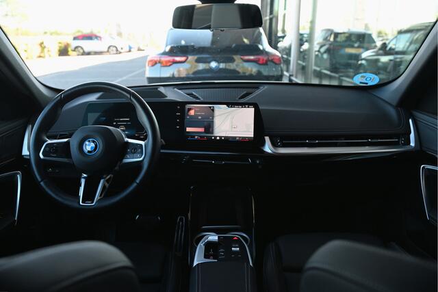 BMW iX1 eDrive20 High Executive M Sport / Sportstoelen / Comfort Access / Head-Up / Adaptieve LED / Stoelverwarming / Parking Assistant Plus