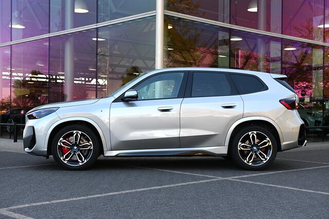 BMW iX1 eDrive20 High Executive M Sport / Sportstoelen / Comfort Access / Head-Up / Adaptieve LED / Stoelverwarming / Parking Assistant Plus