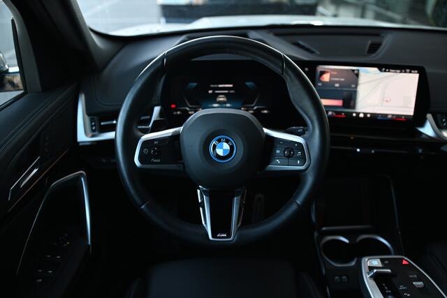 BMW iX1 eDrive20 High Executive M Sport / Sportstoelen / Comfort Access / Head-Up / Adaptieve LED / Stoelverwarming / Parking Assistant Plus