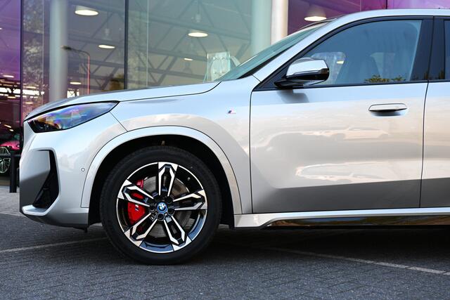 BMW iX1 eDrive20 High Executive M Sport / Sportstoelen / Comfort Access / Head-Up / Adaptieve LED / Stoelverwarming / Parking Assistant Plus