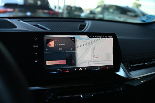 BMW iX1 eDrive20 High Executive M Sport / Sportstoelen / Comfort Access / Head-Up / Adaptieve LED / Stoelverwarming / Parking Assistant Plus