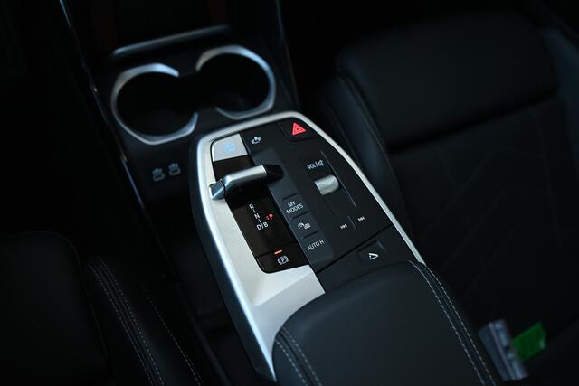 BMW iX1 eDrive20 High Executive M Sport / Sportstoelen / Comfort Access / Head-Up / Adaptieve LED / Stoelverwarming / Parking Assistant Plus