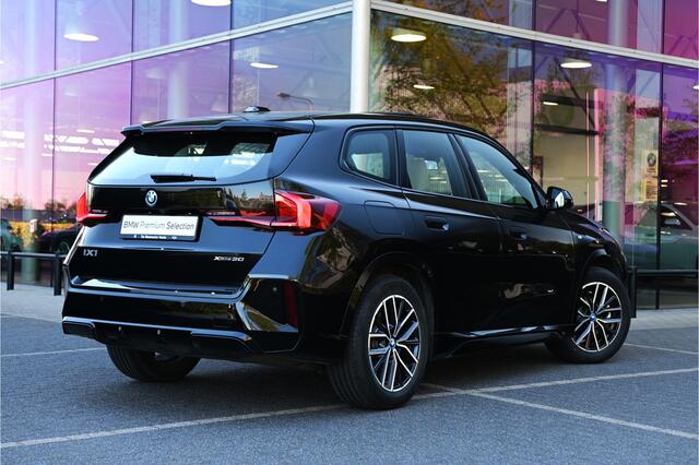 BMW iX1 xDrive30 M Sport / Panoramadak / Sportstoelen / Achteruitrijcamera / M Adaptief onderstel / Leder / 18" LMV