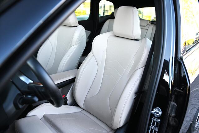 BMW iX1 xDrive30 M Sport / Panoramadak / Sportstoelen / Achteruitrijcamera / M Adaptief onderstel / Leder / 18" LMV